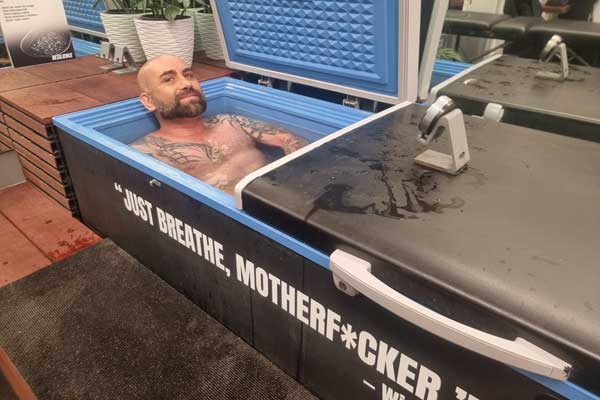 Cold water immersion bath filled with ice, used for post-training recovery, inflammation control, and nervous system conditioning.